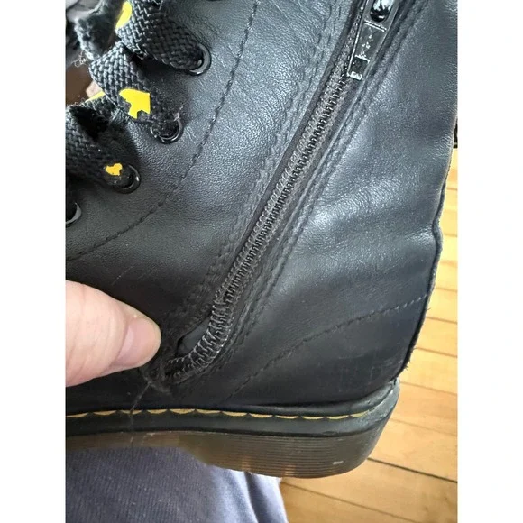 Dr. Martens black combat boots heart laces - Picture 10 of 10